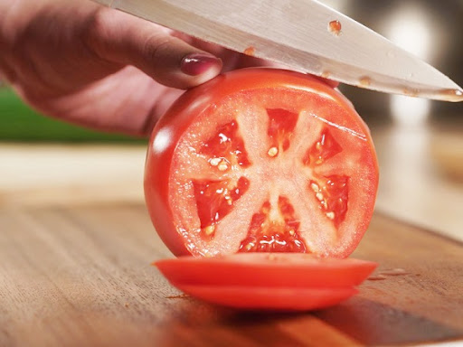 Mỗi lát cà chua sẽ cung cấp rất nhiều vitamin E cho da bạn đó!