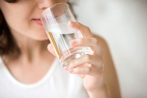 Uống nhiều nước giúp da căng mọng, mềm mại